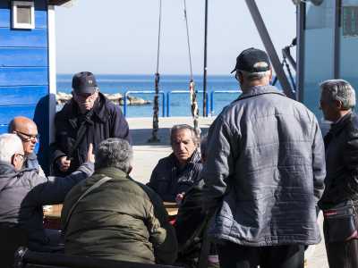 ...il tutto mentre i loro nonni giocano a carte di fronte al mare, ripensando a quando qui c�era solo tanta desolazione